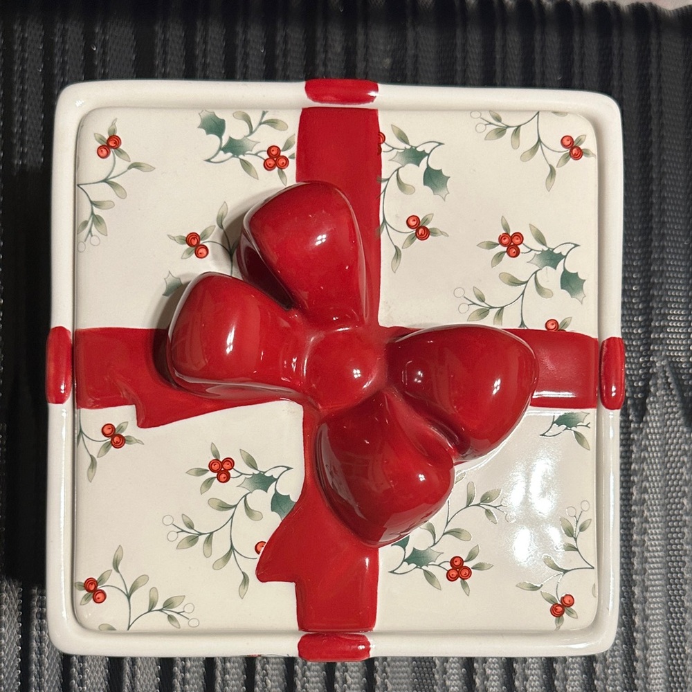 Pfaltzgraff Winterberry Candy Gift Box, Red and White